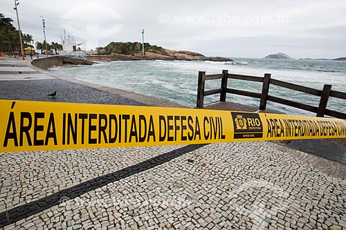  Faixa de interdição na Praia do Arpoador durante ressaca  - Rio de Janeiro - Rio de Janeiro (RJ) - Brasil