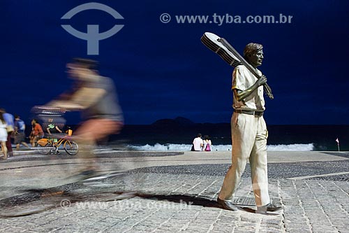  Pedestres no calçadão da Praia do Arpoador com a estátua do maestro Tom Jobim  - Rio de Janeiro - Rio de Janeiro (RJ) - Brasil