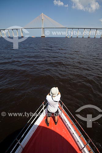  Homem observando a Ponte Rio Negro (2011) a partir da proa do barco  - Manaus - Amazonas (AM) - Brasil