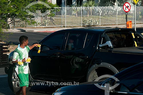  Vendedor ambulante na Avenida das Américas  - Rio de Janeiro - Rio de Janeiro (RJ) - Brasil