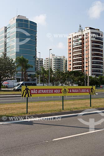  Faixa de aviso com os dizeres: não atravesse aqui a faixa de pedestre é logo ali - para Campanha de Conscientização no Transito na Avenida Embaixador Abelardo Bueno  - Rio de Janeiro - Rio de Janeiro (RJ) - Brasil