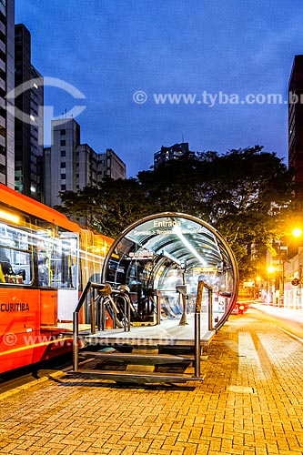  Estação tubular de ônibus articulados - também conhecido como Estação Tubo  - Curitiba - Paraná (PR) - Brasil