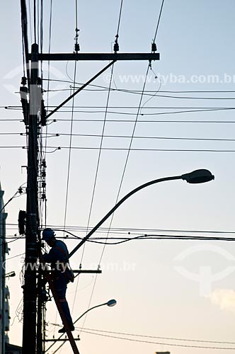  Operário fazendo manutenção na rede telefônica  - Pelotas - Rio Grande do Sul (RS) - Brasil