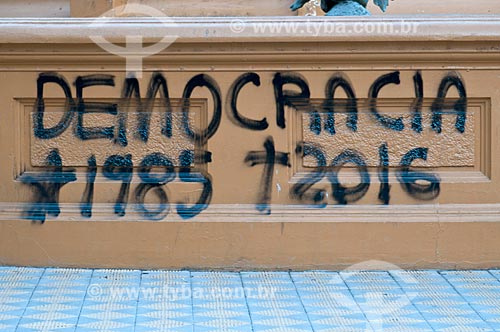  Grafite de protesto em praça  - Pelotas - Rio Grande do Sul (RS) - Brasil
