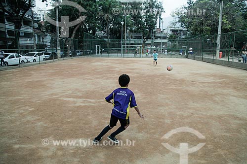  Crianças jogando futebol na Praça Nobel  - Rio de Janeiro - Rio de Janeiro (RJ) - Brasil