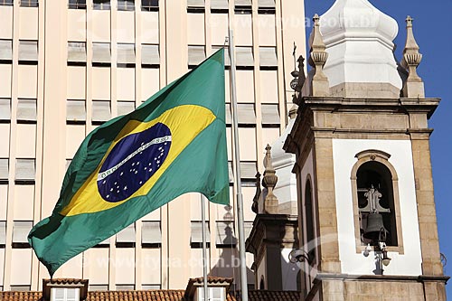  Detalhe da Bandeira do Brasil hasteada em frente à Igreja de São José (1816)  - Rio de Janeiro - Rio de Janeiro (RJ) - Brasil