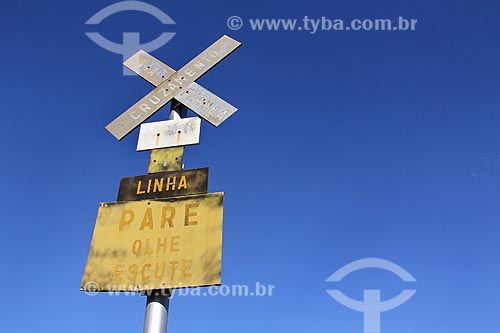  Placa de sinalização ferroviária no campus da Universidade Federal de Viçosa  - Viçosa - Minas Gerais (MG) - Brasil