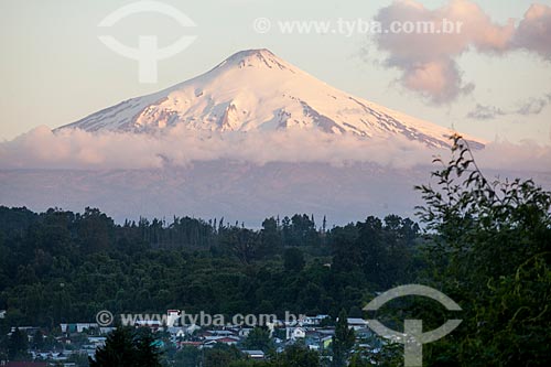  Vista geral da cidade de Villarrica com o Vulcão Villarrica ao fundo  - Villarrica - Província de Cautín - Chile