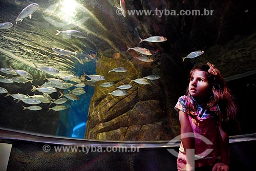  Menina no interior do AquaRio - aquário marinho da cidade do Rio de Janeiro  - Rio de Janeiro - Brasil