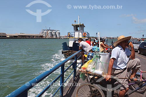  Interior de barca utilizada na travessia entre Cabedelo e Lucena com o Porto de Cabedelo ao fundo  - Cabedelo - Paraíba (PB) - Brasil