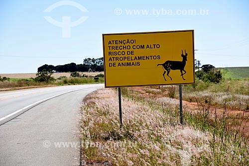  Carro trafegando na Rodovia GO-118 com placa de sinalização chamando atenção para trecho com alto risco de atropelamentos de animais silvestres  - Planaltina - Goiás (GO) - Brasil