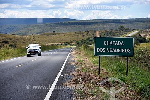  Placa de sinalização na Rodovia GO-118 informando sobre área do Parque Nacional da Chapada dos Veadeiros  - Alto Paraíso de Goiás - Goiás (GO) - Brasil