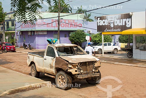  Carro sem placa e em precárias condições de manutenção - estacionado em rua do centro  - São Félix do Xingu - Pará (PA) - Brasil