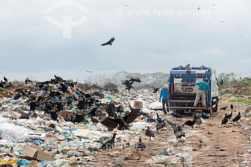  Caminhão de lixo em depósito de lixo na periferia da cidade de São Félix do Xingu  - São Félix do Xingu - Pará (PA) - Brasil