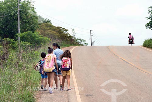  Alunos voltando da escola no acostamento da Rodovia PA-279  - Tucumã - Pará (PA) - Brasil