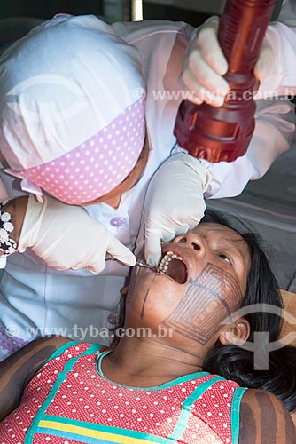  Dentista da Secretaria Especial de Saúde Indígena (SESAI) atendendo índia Kayapó na Tribo Moikarakô - Terra Indígena Kayapó  - São Félix do Xingu - Pará (PA) - Brasil