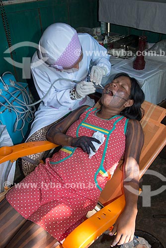  Dentista da Secretaria Especial de Saúde Indígena (SESAI) atendendo índia Kayapó na Tribo Moikarakô - Terra Indígena Kayapó  - São Félix do Xingu - Pará (PA) - Brasil