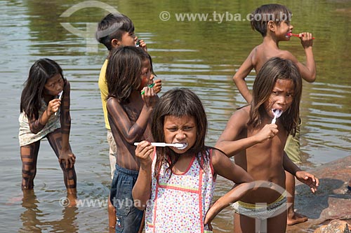  Crianças da Tribo Moikarakô - Terra Indígena Kayapó - escovando os dentes durante orientação sobre higiene bucal  - São Félix do Xingu - Pará (PA) - Brasil