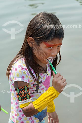  Crianças da Tribo Moikarakô - Terra Indígena Kayapó - escovando os dentes durante orientação sobre higiene bucal  - São Félix do Xingu - Pará (PA) - Brasil