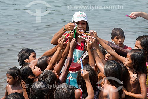  Crianças da Tribo Moikarakô - Terra Indígena Kayapó - recebendo orientação sobre higiene bucal  - São Félix do Xingu - Pará (PA) - Brasil