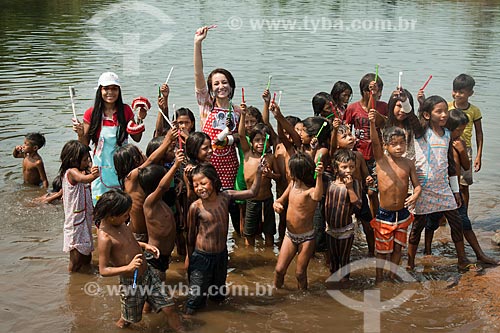  Crianças da Tribo Moikarakô - Terra Indígena Kayapó - recebendo orientação sobre higiene bucal  - São Félix do Xingu - Pará (PA) - Brasil