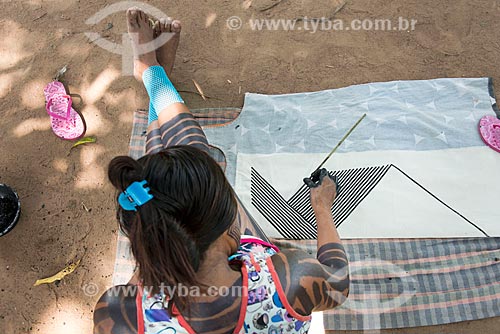  Índigena fazendo artesanato na Aldeia Moikarakô - Terra Indígena Kayapó  - São Félix do Xingu - Pará (PA) - Brasil