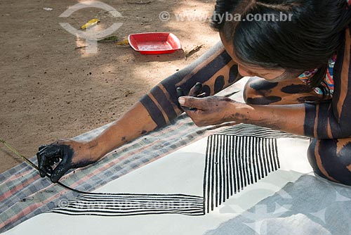  Índigena fazendo artesanato na Aldeia Moikarakô - Terra Indígena Kayapó  - São Félix do Xingu - Pará (PA) - Brasil