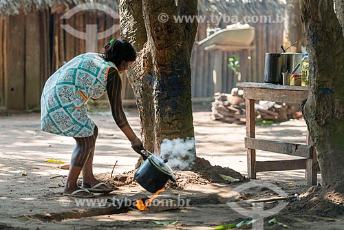  Índia cozinhando com fogão à lenha na Aldeia Moikarakô - Terra Indígena Kayapó  - São Félix do Xingu - Pará (PA) - Brasil