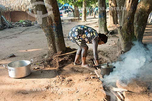  Índia cozinhando com fogão à lenha na Aldeia Moikarakô - Terra Indígena Kayapó  - São Félix do Xingu - Pará (PA) - Brasil