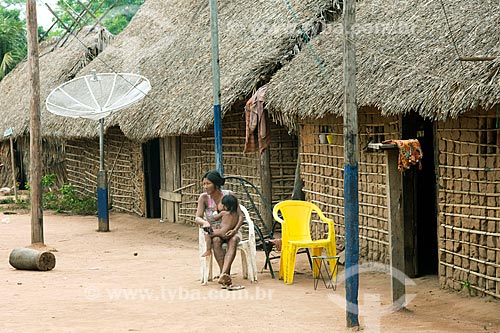  Índia amamentando amamentando na Aldeia Moikarakô - Terra Indígena Kayapó  - São Félix do Xingu - Pará (PA) - Brasil