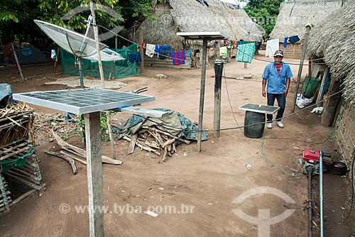  Painéis solares fotovoltaico e antena parabólica na Aldeia Moikarakô - Terra Indígena Kayapó  - São Félix do Xingu - Pará (PA) - Brasil