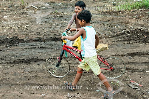  Crianças brincado na Aldeia Moikarakô - Terra Indígena Kayapó  - São Félix do Xingu - Pará (PA) - Brasil