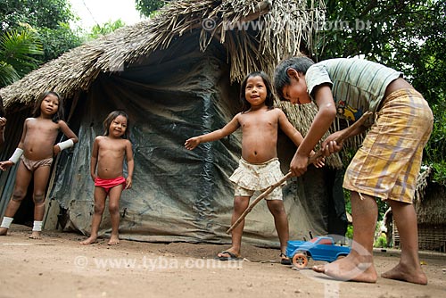  Crianças brincado na Aldeia Moikarakô - Terra Indígena Kayapó  - São Félix do Xingu - Pará (PA) - Brasil