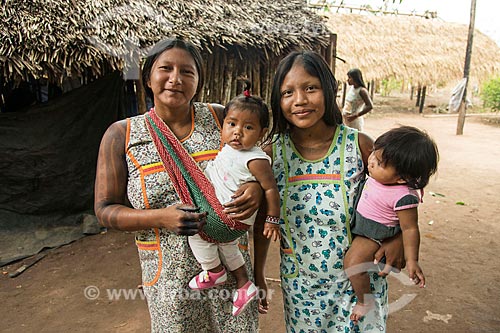  Mulheres e crianças na Aldeia Moikarakô - Terra Indígena Kayapó  - São Félix do Xingu - Pará (PA) - Brasil