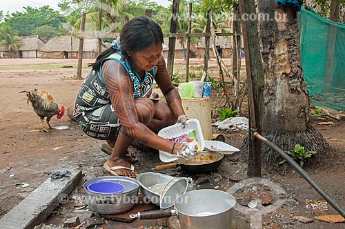 Índia lavando louça na Aldeia Moikarakô - Terra Indígena Kayapó  - São Félix do Xingu - Pará (PA) - Brasil