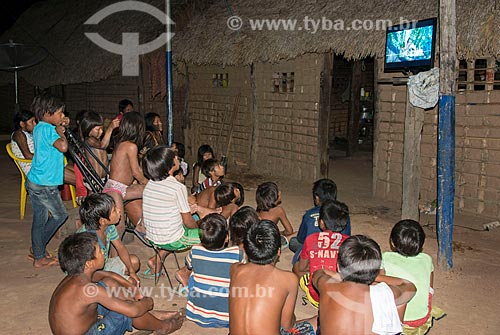  Crianças assistindo televisão no pátio da Aldeia Moikarakô - Terra Indígena Kayapó  - São Félix do Xingu - Pará (PA) - Brasil