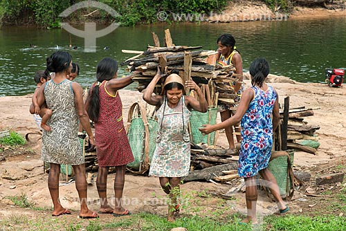  Índias carregando lenha na Aldeia Moikarakô - Terra Indígena Kayapó  - São Félix do Xingu - Pará (PA) - Brasil