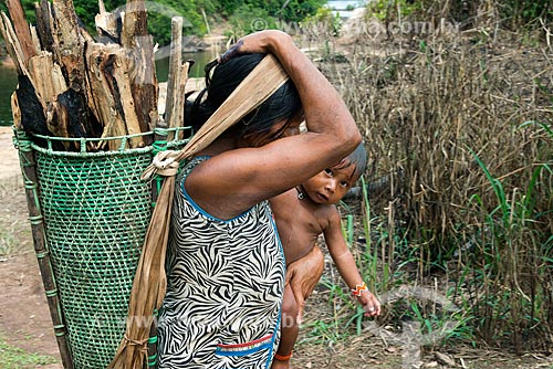  Índia carregando lenha e bebê na Aldeia Moikarakô - Terra Indígena Kayapó  - São Félix do Xingu - Pará (PA) - Brasil