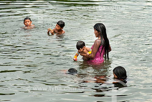  Mãe dando banho em bebê com crianças no Rio Riozinho - Aldeia Moikarakô - Terra Indígena Kayapó  - São Félix do Xingu - Pará (PA) - Brasil