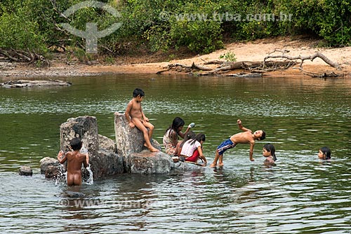  Crianças tomando banho no Rio Riozinho - Aldeia Moikarakô - Terra Indígena Kayapó  - São Félix do Xingu - Pará (PA) - Brasil