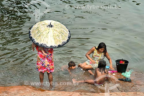  Índia lavando roupas no Rio Riozinho com crianças tomando banho na Aldeia Moikarakô - Terra Indígena Kayapó  - São Félix do Xingu - Pará (PA) - Brasil
