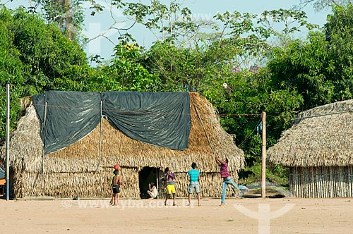  Índios jogando futebol no pátio da Aldeia Moikarakô - Terra Indígena Kayapó  - São Félix do Xingu - Pará (PA) - Brasil