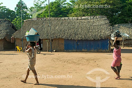  Índias carregando louças para lavar na Aldeia Moikarakô - Terra Indígena Kayapó  - São Félix do Xingu - Pará (PA) - Brasil