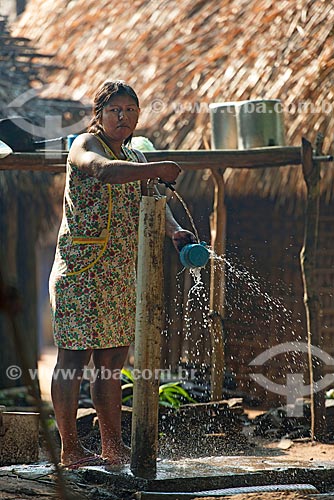  Índia lavando louça na Aldeia Moikarakô - Terra Indígena Kayapó  - São Félix do Xingu - Pará (PA) - Brasil