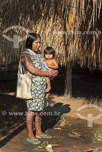  Mulher e criança na Aldeia Moikarakô - Terra Indígena Kayapó  - São Félix do Xingu - Pará (PA) - Brasil