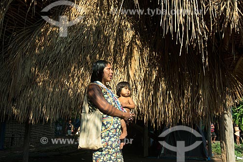  Mulher e criança na Aldeia Moikarakô - Terra Indígena Kayapó  - São Félix do Xingu - Pará (PA) - Brasil