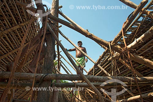  Homem colocando sapé em oca na Aldeia Moikarakô - Terra Indígena Kayapó  - São Félix do Xingu - Pará (PA) - Brasil