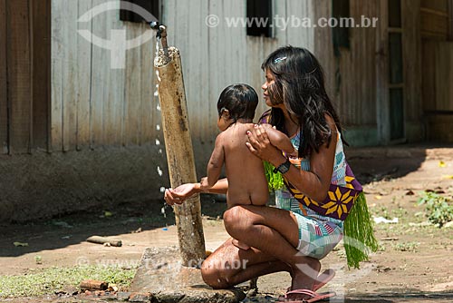  Mãe dando banho em bebê na Aldeia Moikarakô - Terra Indígena Kayapó  - São Félix do Xingu - Pará (PA) - Brasil
