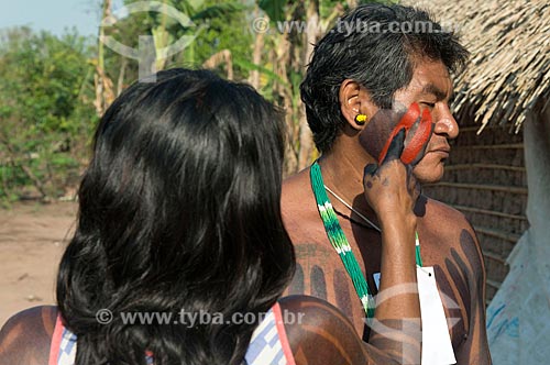  Mulher fazendo pintura corporal do marido na Aldeia Moikarakô - Terra Indígena Kayapó  - São Félix do Xingu - Pará (PA) - Brasil