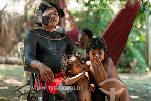  Homem e crianças na Aldeia Moikarakô - Terra Indígena Kayapó  - São Félix do Xingu - Pará (PA) - Brasil